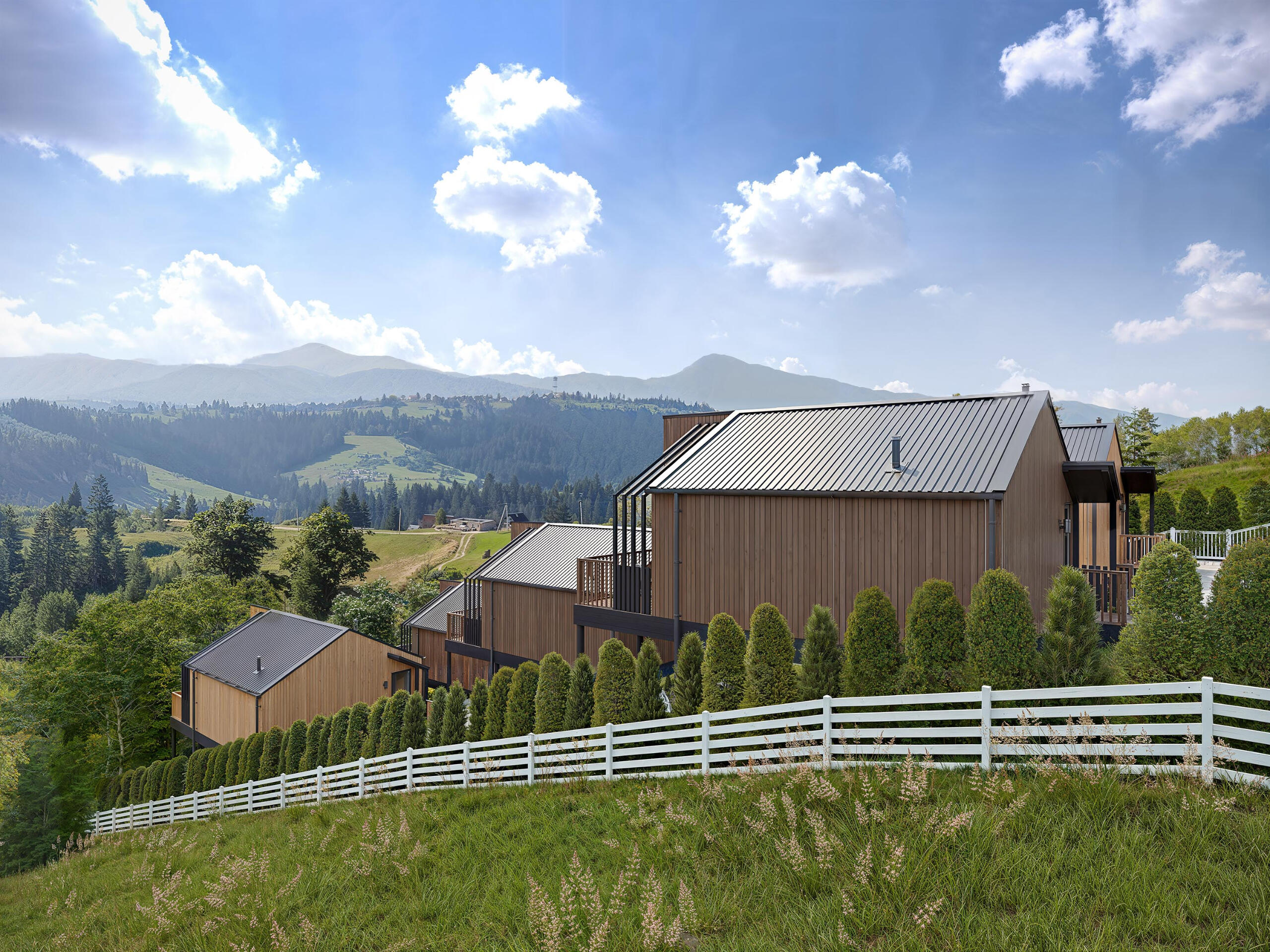 Mountain Houses Landscape Visualization Високоякісна 3D візуалізація сучасного будинку, розташованого в гірському ландшафті, що підкреслює мальовничі краєвиди та зелене оточення